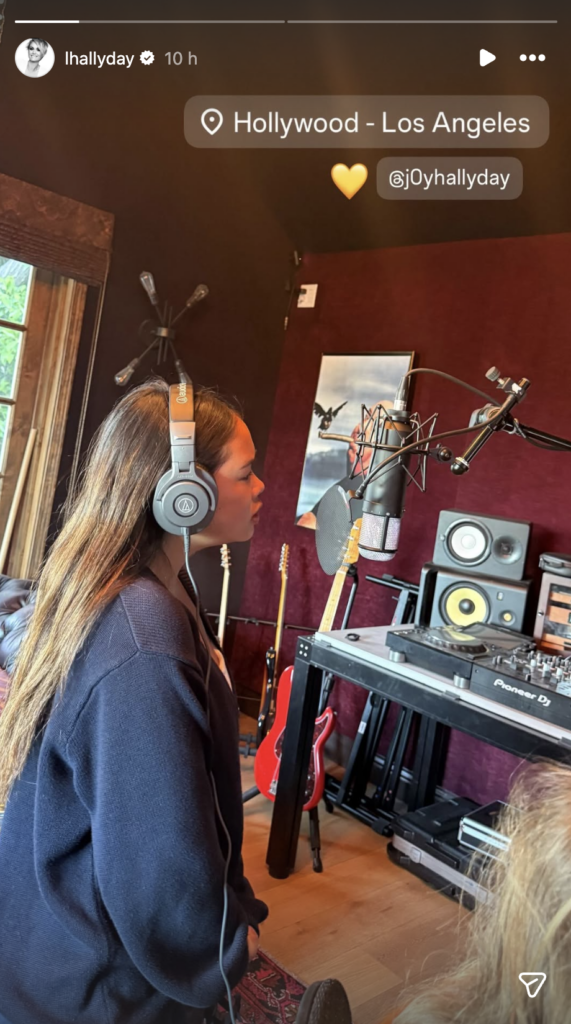 Joy, la benjamine de Johnny Hallyday, en studio d’enregistrement : surprise !