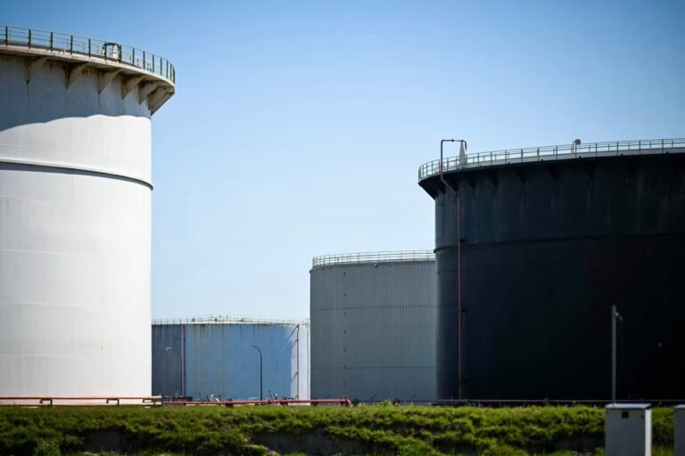 Carburant : Macron rassure sur l’absence de pénurie en France et appelle à éviter la panique