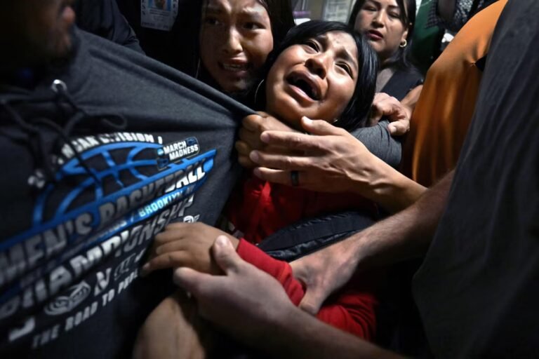 « Ce prix leur appartient » : l’américaine Carol Guzy remporte le premier prix du World Press Photo avec son cliché d’une famille de migrants séparée par l’ICE