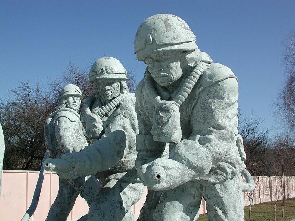 Près du site de Tchernobyl, un monument dédié aux "liquidateurs", des militaires et de civils mobilisés pour intervenir en première ligne lors de l'accident de 1986