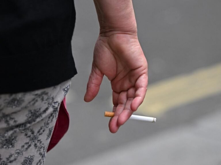 Cinq choses à savoir sur la loi britannique pionnière pour une "génération sans tabac"