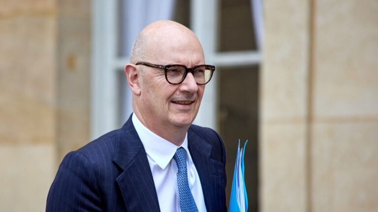 DIRECT. Hausse du prix des carburants : distance parcourue, démarches à suivre, conditions de revenus… Roland Lescure détaille l'aide pour les "grands rouleurs"