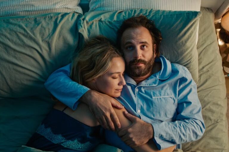 Dans « La Poupée », une « love doll » ouvre les yeux et découvre le couple hétérosexuel