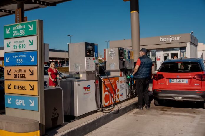 Dans les stations essence, la colère et la résignation : « On calcule tout, tout, tout »