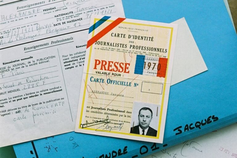 Des journalistes stars aux reporters anonymes, plongée au cœur des archives de la carte de presse en France