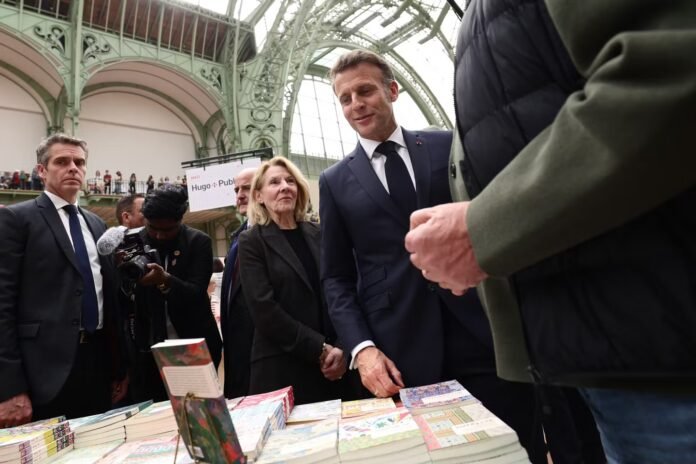 Emmanuel Macron sur la crise chez Grasset : il « est très important » de « défendre » le « pluralisme éditorial »