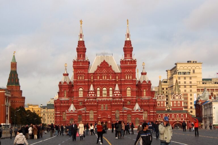 En Russie, la plus grande maison d’édition perquisitionnée pour “propagande LGBT”