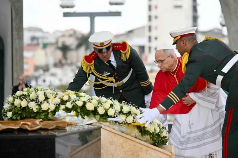 En visite en Algérie, le pape Léon XIV appelle au « pardon » devant le Mémorial du martyr, à Alger