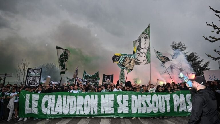 Football : à Saint-Etienne, des milliers de supporters ont défilé contre la dissolution de groupes ultras, avant une réunion avec les élus locaux et les dirigeants