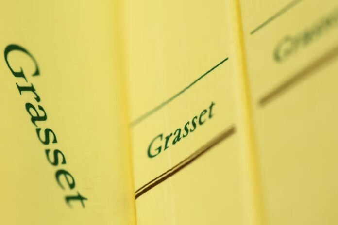 Grasset : 300 auteurs demandent la création d’une « clause de conscience » dans