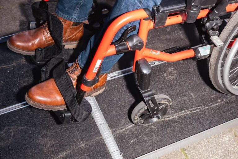 Handicap : l’Etat assigné en justice pour communiquer son bilan sur l’accessibilité des commerces et des bâtiments