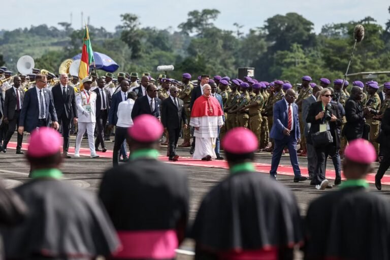 « Il faut briser les chaînes de la corruption » : à son arrivée à Yaoundé, Léon XIV tance les élites camerounaises