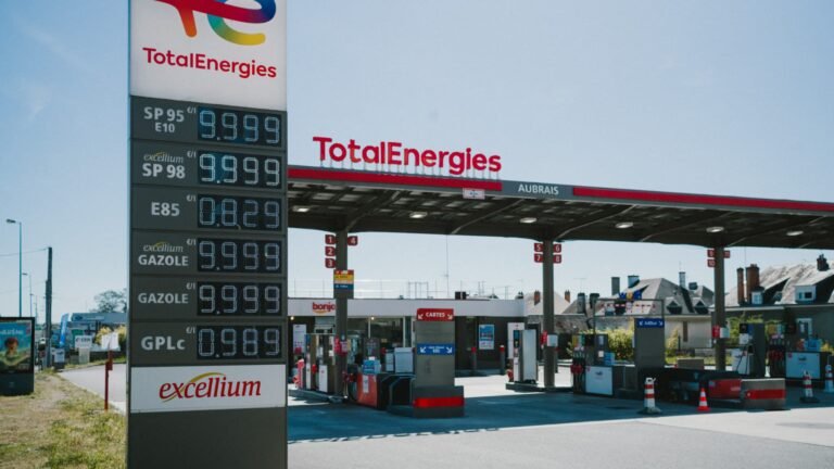 L'arrêt n'aura duré qu'une semaine: Totalenergies annonce le redémarrage partiel de sa raffinerie saoudienne de Satorp, arrêtée après des frappes