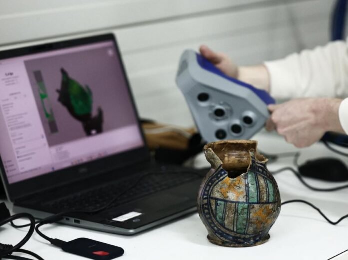 Cruche en céramique en cours de numérisation