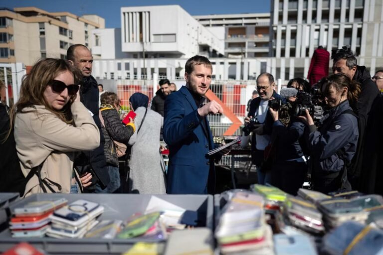 LFI huée lors d’une commémoration d’attentat antisémite : Jean-Luc Mélenchon dénonce une « opération montée d’avance » et veut des « explications »