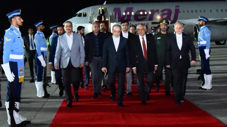 Le chef de la diplomatie iranienne est arrivé à Islamabad pour des négociations avec les États-Unis