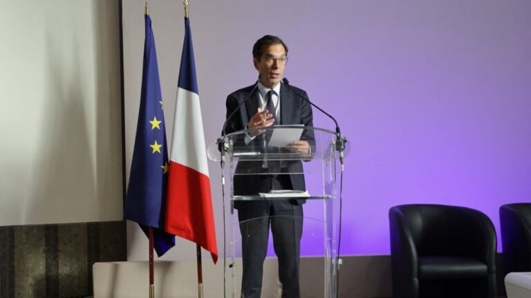 Le gouvernement renonce à la loi sur le travail le 1er-Mai, LR dénonce un "recul" face aux syndicats et à la gauche