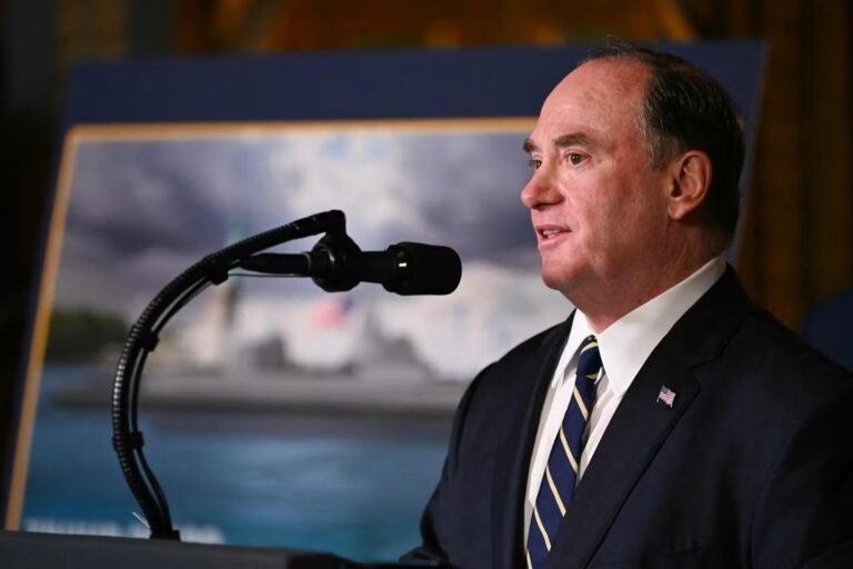 Le secrétaire à la marine américain, John Phelan, quitte ses fonctions « avec effet immédiat »