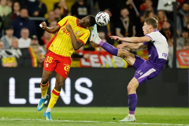 Lens retrouve ses vertus et le goût du succès en Ligue 1 en renversant Toulouse