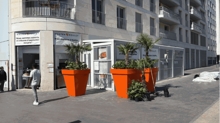 Local barricadé, banderoles accusatrices… Comment l'ouverture d'un restaurant Master Poulet à Saint-Ouen a tourné au combat de coqs avec la mairie