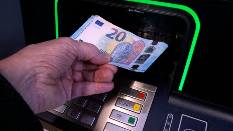 Moins de distributeurs automatiques de billets, mais un accès à l'argent liquide globalement maintenu