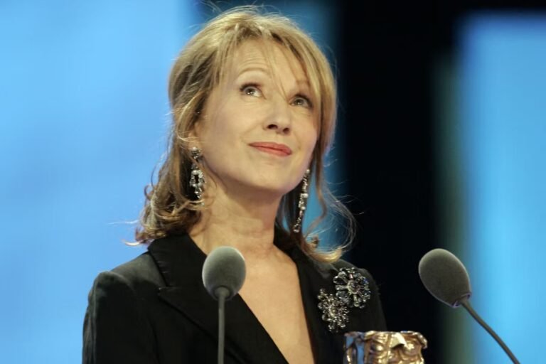Mort de Nathalie Baye : Emmanuel Macron salue « une comédienne avec qui nous avons aimé, rêvé, grandi » ; Catherine Pégard rend hommage à une « immense actrice »