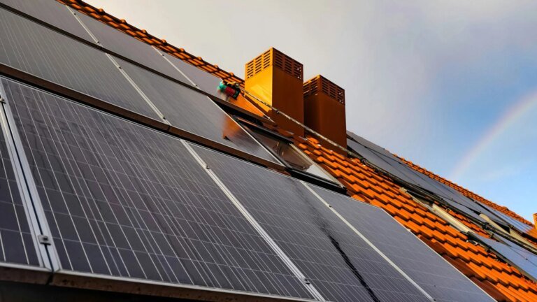 Panneaux solaires : pourquoi les prix continuent de grimper en avril