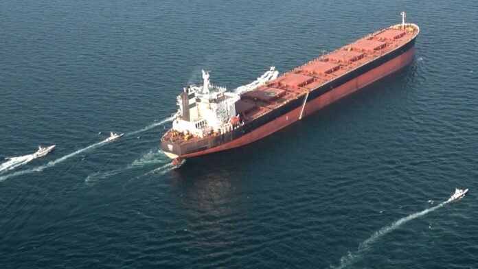 Plus d'accès aux marchés mondiaux pour 2 millions de barils de pétrole iranien chaque jour: quelles seraient les conséquences d'un blocus naval américain contre Téhéran ? Plus d'accès aux marchés mondiaux pour 2 millions de barils de pétrole iranien chaque jour: quelles seraient les conséquences d'un blocus naval américain contre Téhéran ?