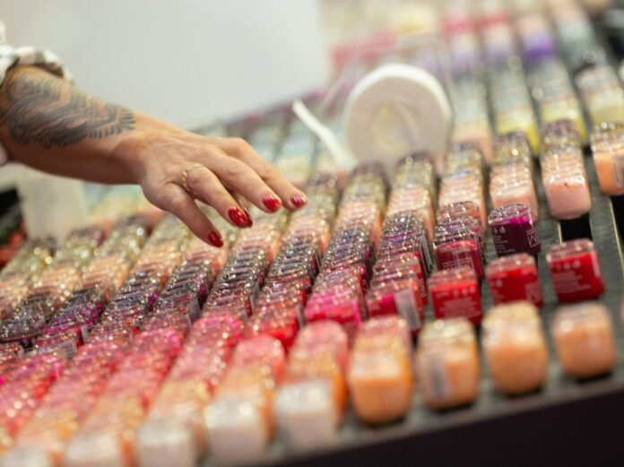 Comptoir de vernis à ongles, une main féminine.