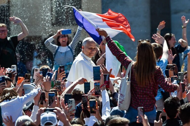 Quels seront les enjeux de la rencontre entre Emmanuel Macron et le pape Léon XIV ?