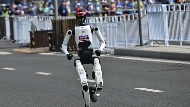 REPORTAGE. "Ils courent de plus en plus vite" : à Pékin, des robots humanoïdes battent les humains au semi-marathon