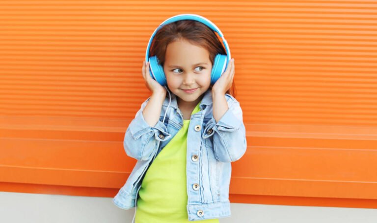 Scandinavie : le rituel du coucher des enfants bascule vers l'audiolivre