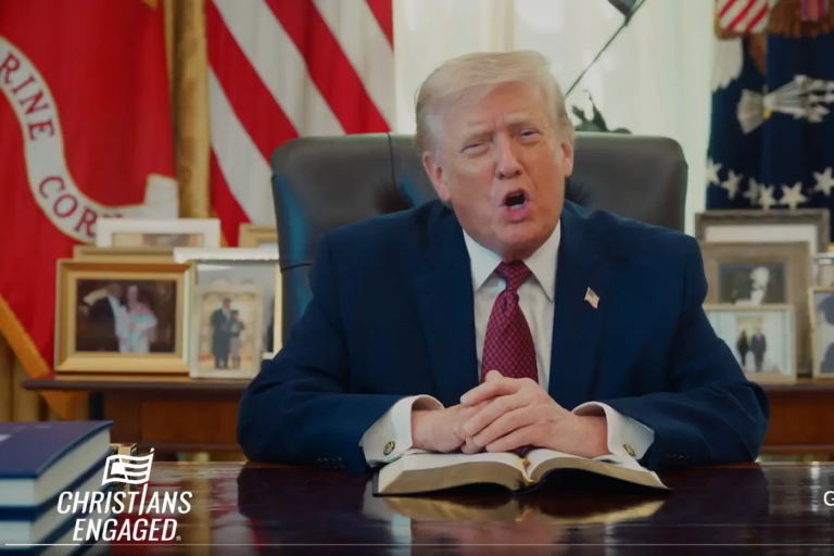 « Si mon peuple, sur qui est prononcé mon nom, s’incline et prie » : quand Donald Trump lit la Bible