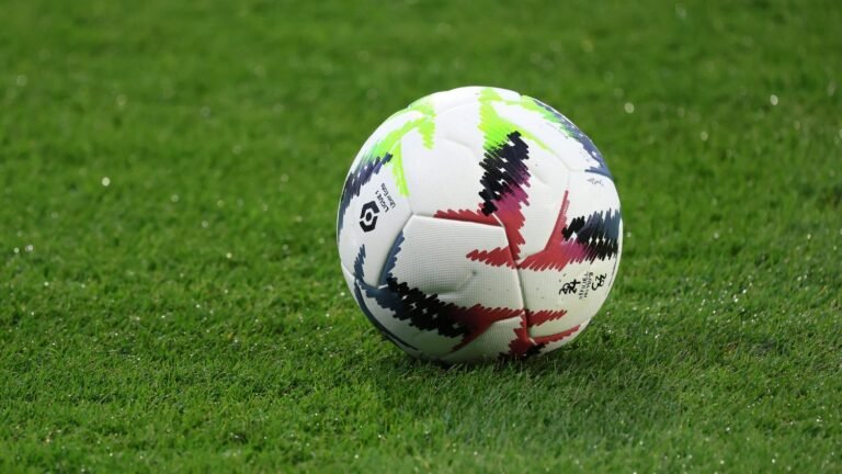 Sonorisation des arbitres de football : une deuxième expérimentation aura lieu dimanche lors de la rencontre entre l'OL et Lorient en Ligue 1