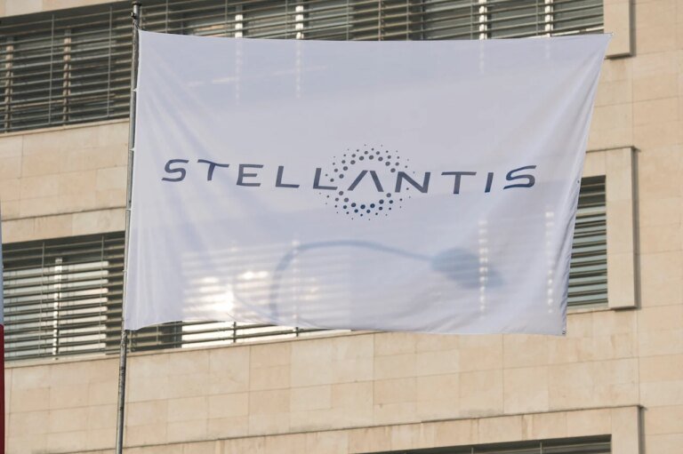 Stellantis s’allie à Microsoft pour développer 100 projets d’IA