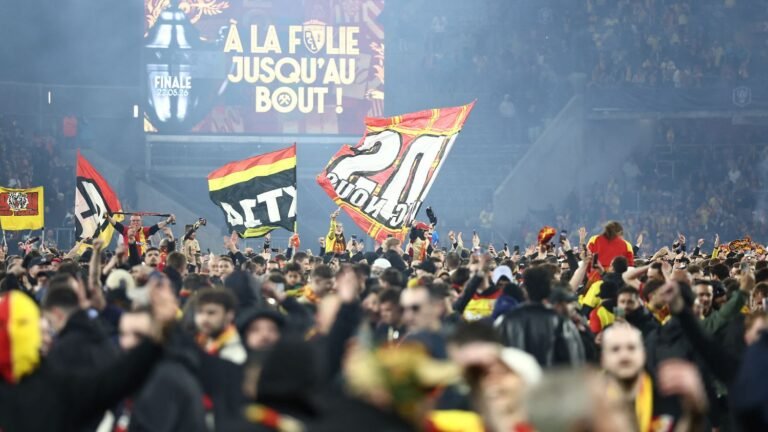 VIDEO. Les supporters lensois envahissent la pelouse de Bollaert pour célébrer la qualification en finale de la Coupe de France