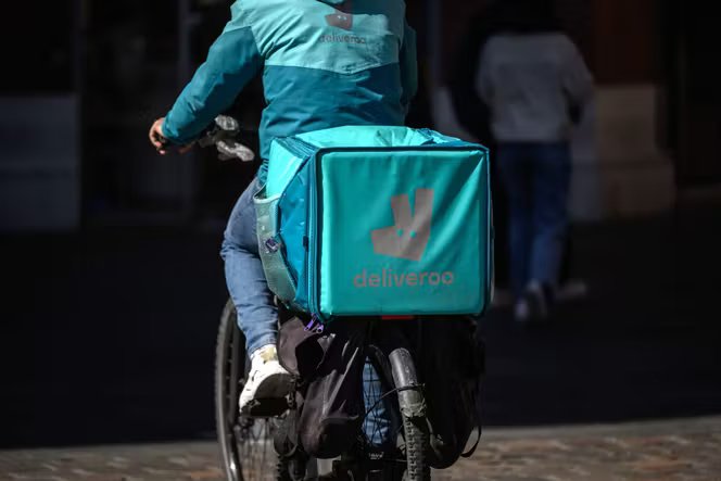 Un livreur de la plateforme Deliveroo, à Toulouse, le 18 mars 2025.
