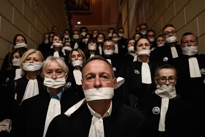 Manifestation d’avocats contre le projet de loi « SURE » (sûre, utile et rapide) devant le palais de justice de Chambéry, le 13 avril 2026.