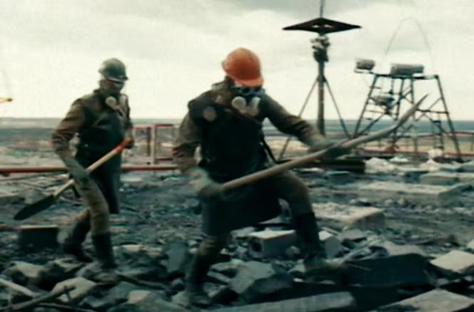 Sur le toit de la centrale de Tchernobyl, les « liquidateurs » ont 90 secondes pour jeter quelques pelletées de débris ultra-radioactifs dans le réacteur 4, éventré par l’explosion. Au-delà de deux minutes, c’est la mort assurée. Il faudra plus de 4 000 hommes pour venir à bout de cette tâche dantesque. Image extraite du documentaire « Tchernobyl, anatomie d’une catastrophe », d’Erica Jenkin et Tom Cook.