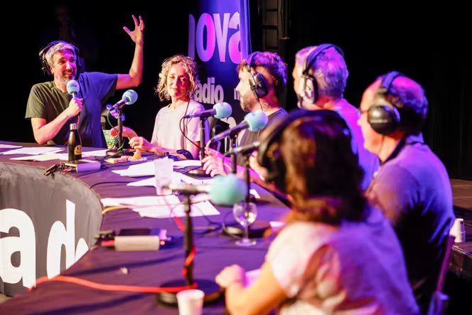 L’humoriste Guillaume Meurice (à gauche) et la comédienne Juliette Arnaud, lors de l’enregistrement de l’émission « La Dernière », sur Radio Nova, à Paris, le 8 septembre 2024.