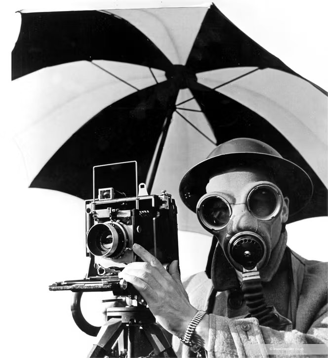 Le photographe David E. Scherman habillé pour la guerre, photographié à Londres par Lee Miller, en 1942.