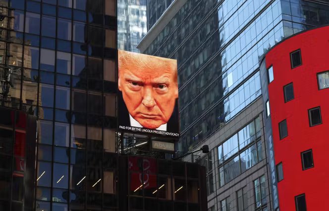 Une photo du président américain, Donald Trump, affichée à Times Square, à New York, le 8 avril 2026.