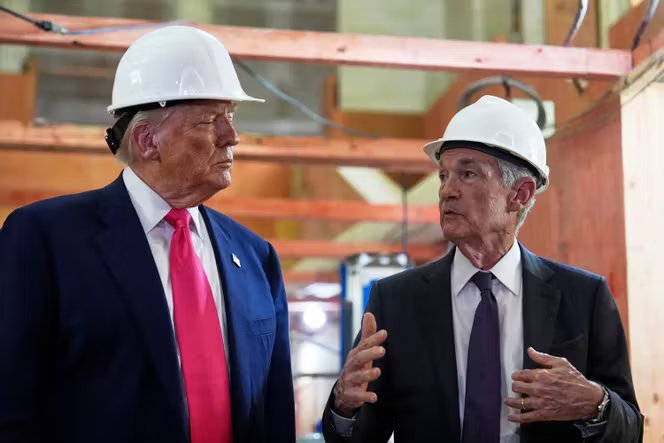 Le président des Etats-Unis, Donald Trump, et le président de la Réserve fédérale américaine, Jerome Powell, lors d’une visite au siège de l’institution en travaux, à Washington, le 24 juillet 2025.