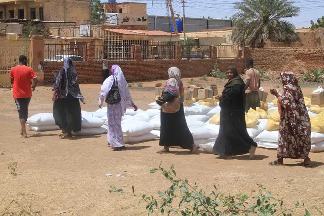 Des habitants reçoivent l’aide du Programme alimentaire mondial, à Omdurman (Soudan), le 11 mars 2026.