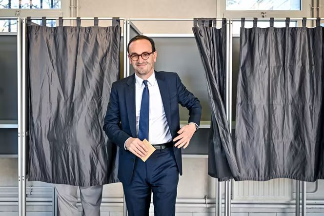 Le nouveau président (Renaissance) de Bordeaux métropole, Thomas Cazenave, alors qu’il votait lors du second tour des élections municipales, à Bordeaux, le 22 mars 2026.