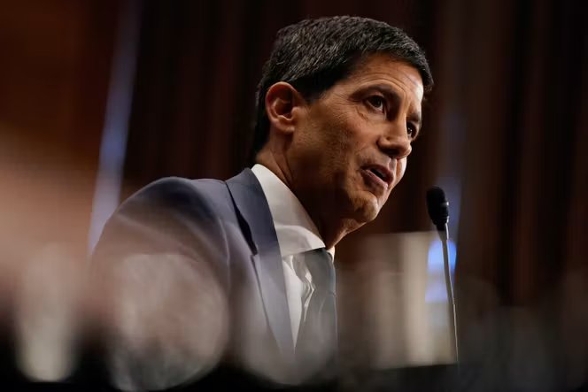 Kevin Warsh, candidat du président américain, Donald Trump, à la présidence de la Réserve fédérale, lors de son témoignage devant la commission bancaire du Sénat, au Capitole, à Washington, le 21 avril 2026.