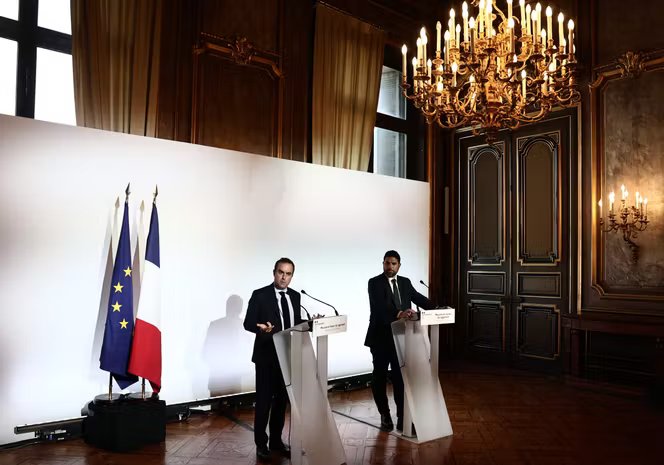 Le premier ministre, Sébastien Lecornu, et le ministre du logement, Vincent Jeanbrun, en conférence de presse à l’issue d’une réunion du Comité national de pilotage pour le logement, à Marseille, le 23 avril 2026.