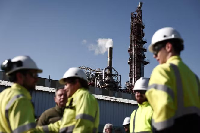 Des employés se rassemblent sur le site industriel du groupe Fibre Excellence à Tarascon (Bouches-du Rhône), le 14 avril 2026, alors que deux sites du groupe, situés à Tarascon et à Saint-Gaudens, sont menacés de fermeture.