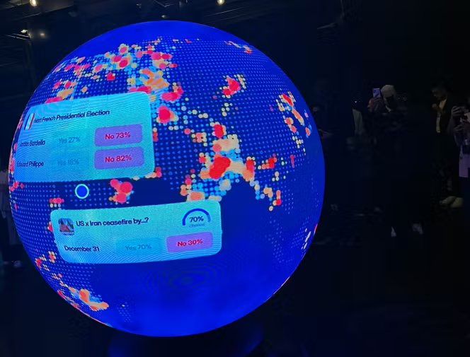 Un écran sphérique à LED diffuse des informations dans le nouveau local de la plateforme de marchés prédictifs en ligne Polymarket, lors de son inauguration à Washington, le 20 mars 2026.
