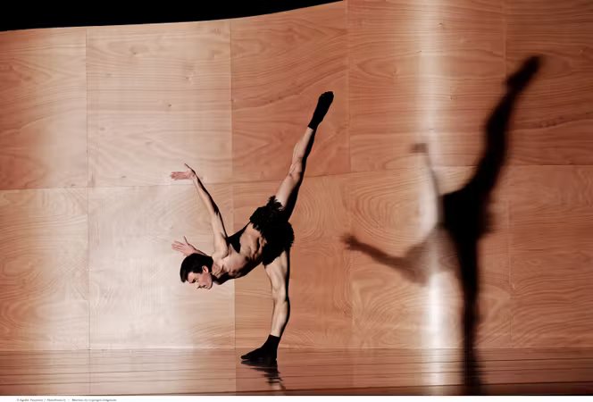 « Enemy in the Figure », de William Forsythe, créé en 1989 par le Ballet de Francfort et entré au répertoire du Ballet de l’Opéra national du Rhin en 2023, lors d’une représentation à l’Opéra de Strasbourg, en février 2025. 